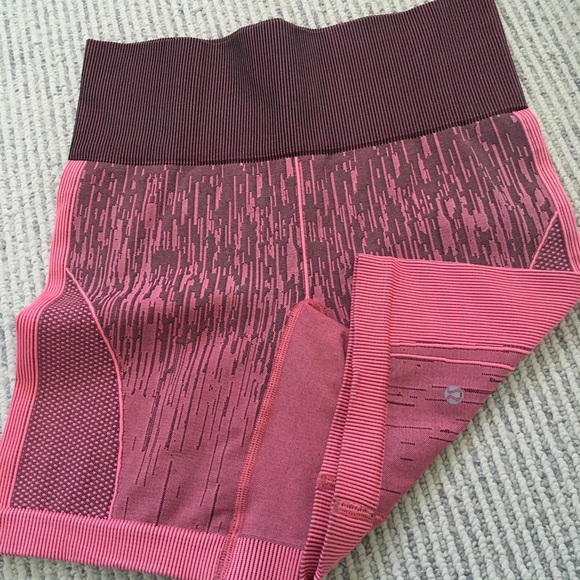 Lululemon shorts size 4 new condition 6” inseam - Picture 2 of 4